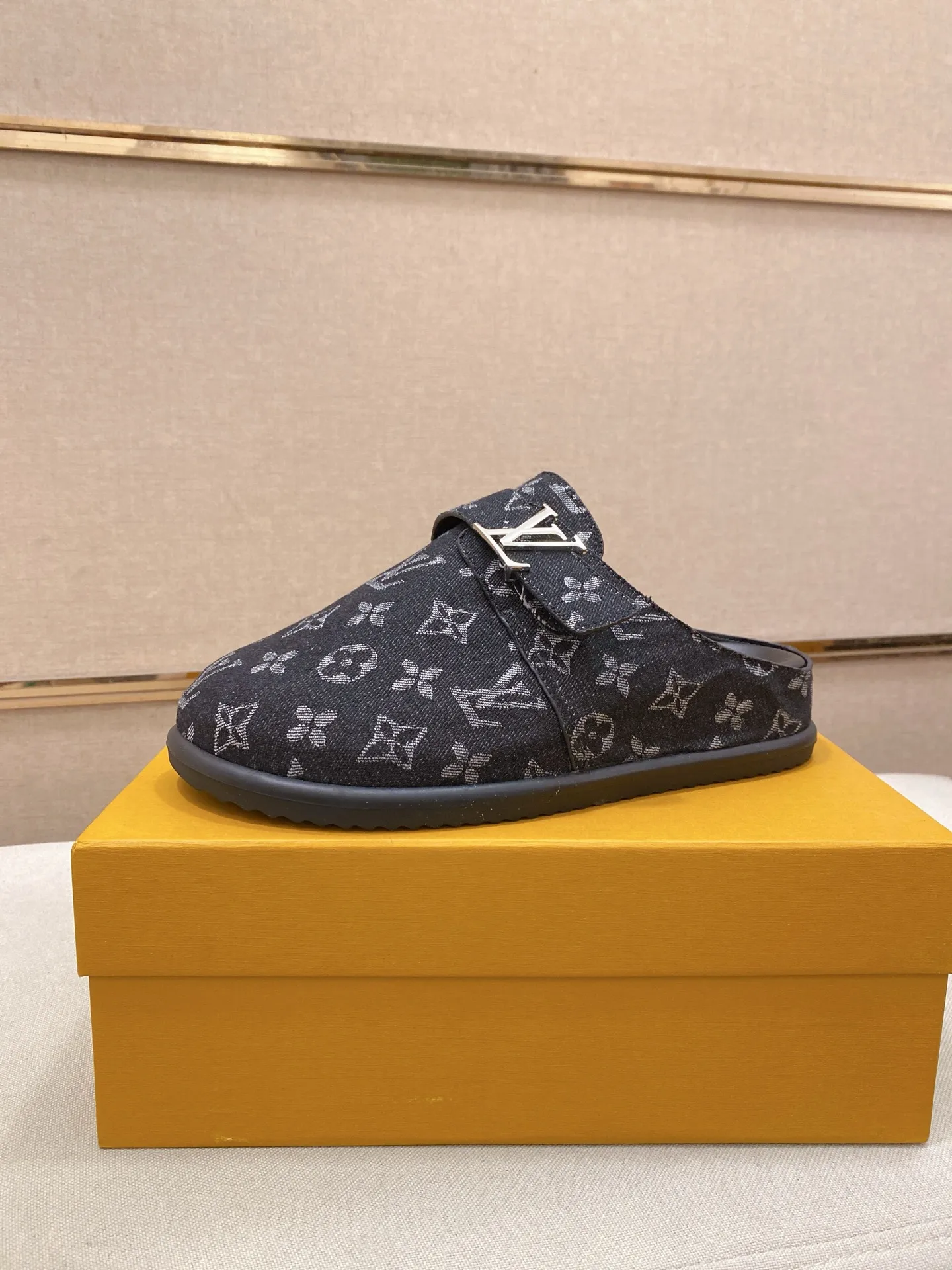 Men's shoes 💰: 360💰LV made 🔍Top purchasing agents, men's spring and summer slippers are available at the same counter. The uppers are made of Italian imported denim with logo graphics and high-quality craftsmanship. The soles are original soles specially provided by the original factory. The exclusive movable molded soles are super comfortable. Original factory follow-up products. 🔍🔍High quality. You can enter and exit the counter at will. Welcome to compare. The code number is 38-44.
